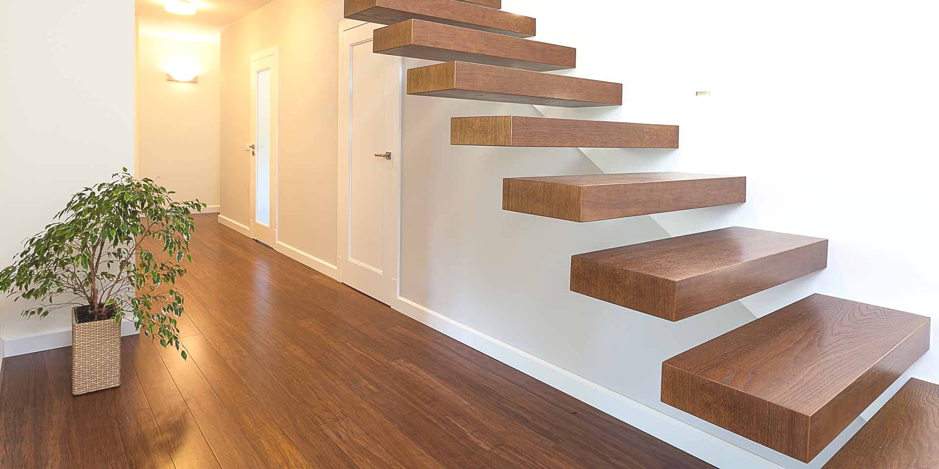 zwevende houten trap plaatsen